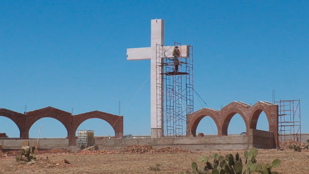 Construyen colosal “Cruz” de 14 metros de altura en la comunidad Purísima de Maguey 