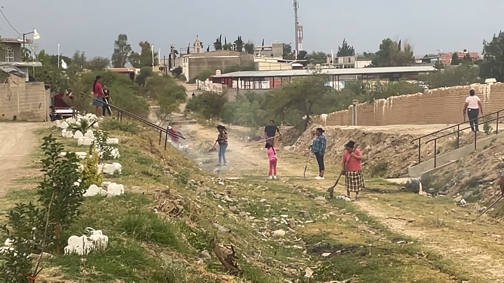 Vecinos de Río Grande limpian la antigua vía del tren en jornada comunitaria